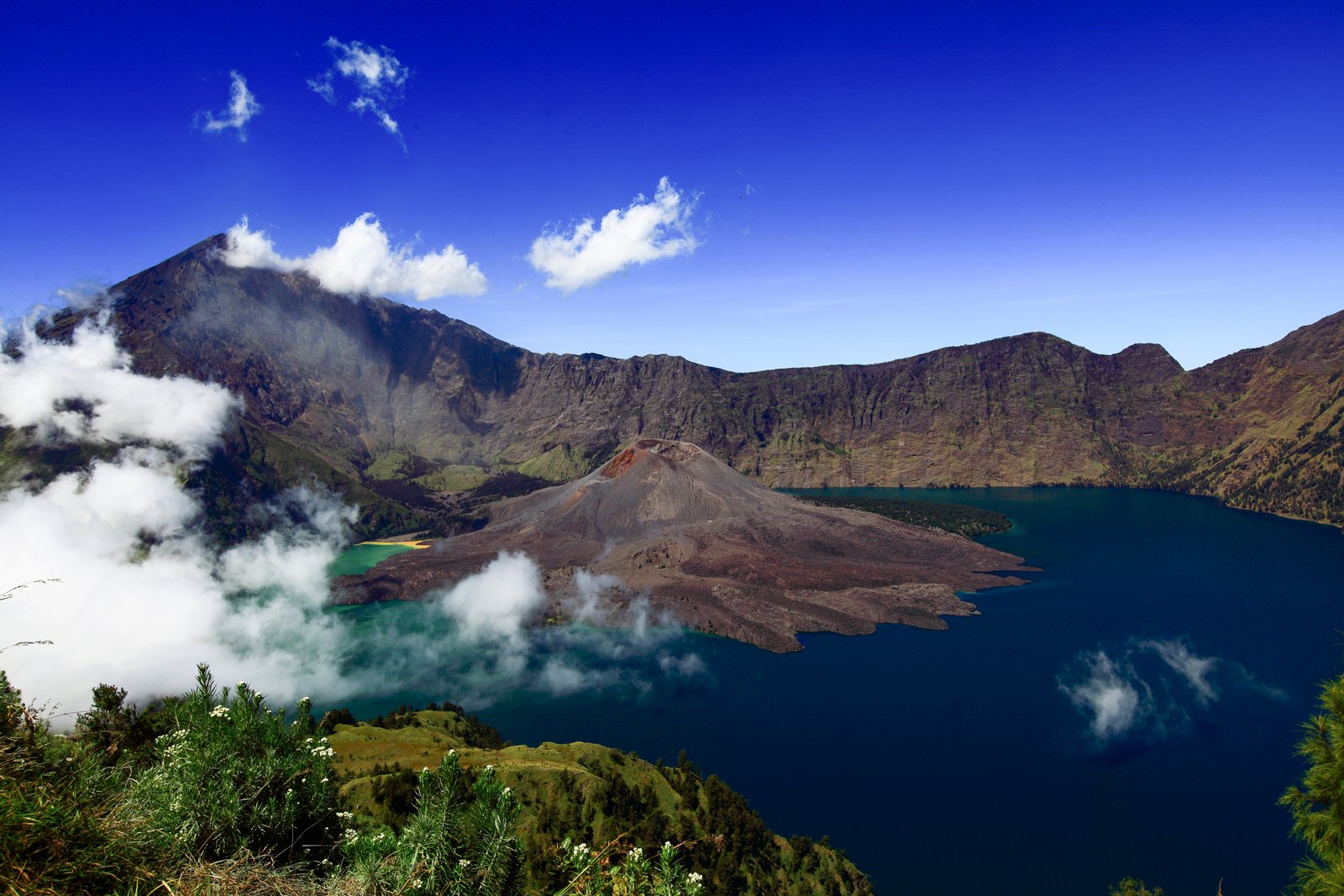 5 Jalur Pendakian Terindah: Menemukan Wajah Lain Rinjani yang Tak Sekadar Puncak